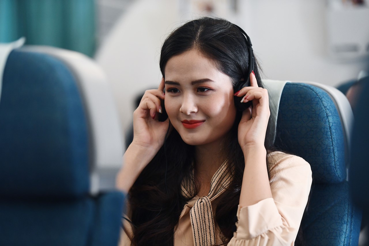 Vietnam Airlines tiên phong khử khuẩn tai nghe bằng tia cực tím